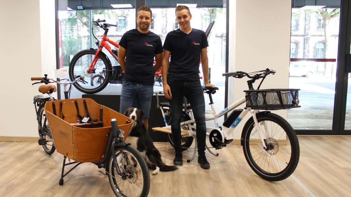Cyclable cargo outlet